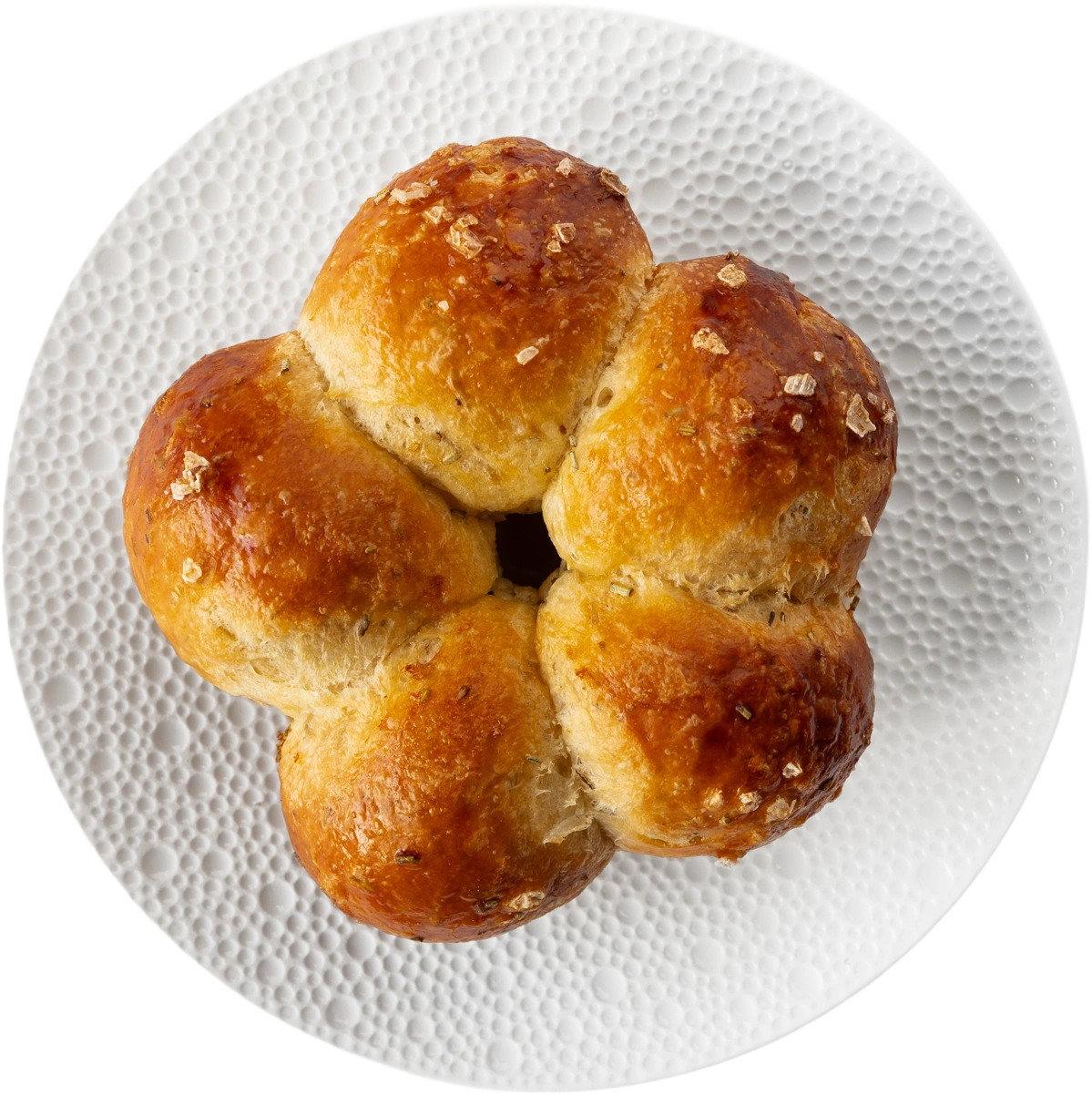 Brood van vijf aan elkaar gebakken bollen met zout en kruiden, op wit reliëfbord.