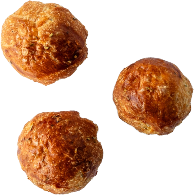 Drie gebakken soesjes met kaas en kruiden, bruin gekleurd, op witte achtergrond.