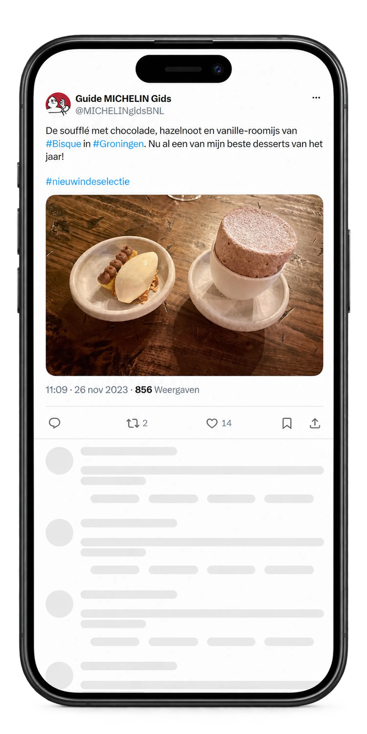 Een telefoon op het linnen met het bericht van de Michelin Gids over de soufflé van Bisque