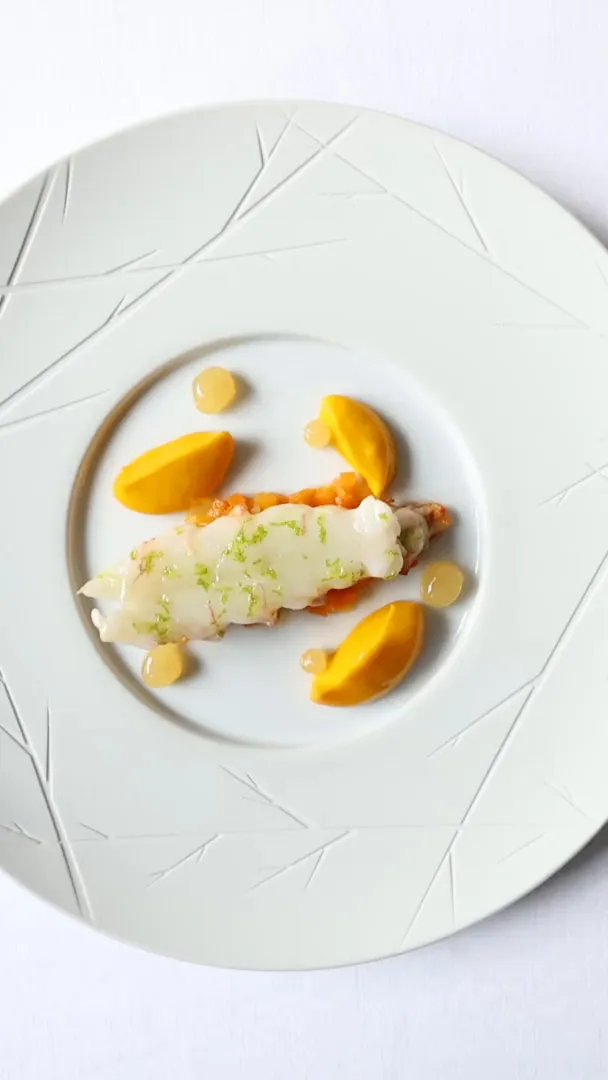 De Langoustine Royale van Bisque van bovenaf, op een wit bord