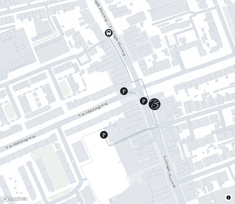 Plattegrond van Helpman met Restaurant Bisque aan de Verlengde Hereweg, het parkeren langs de straat, het parkeerterrein aan het Helperplein, de laadpaal en de bushalte