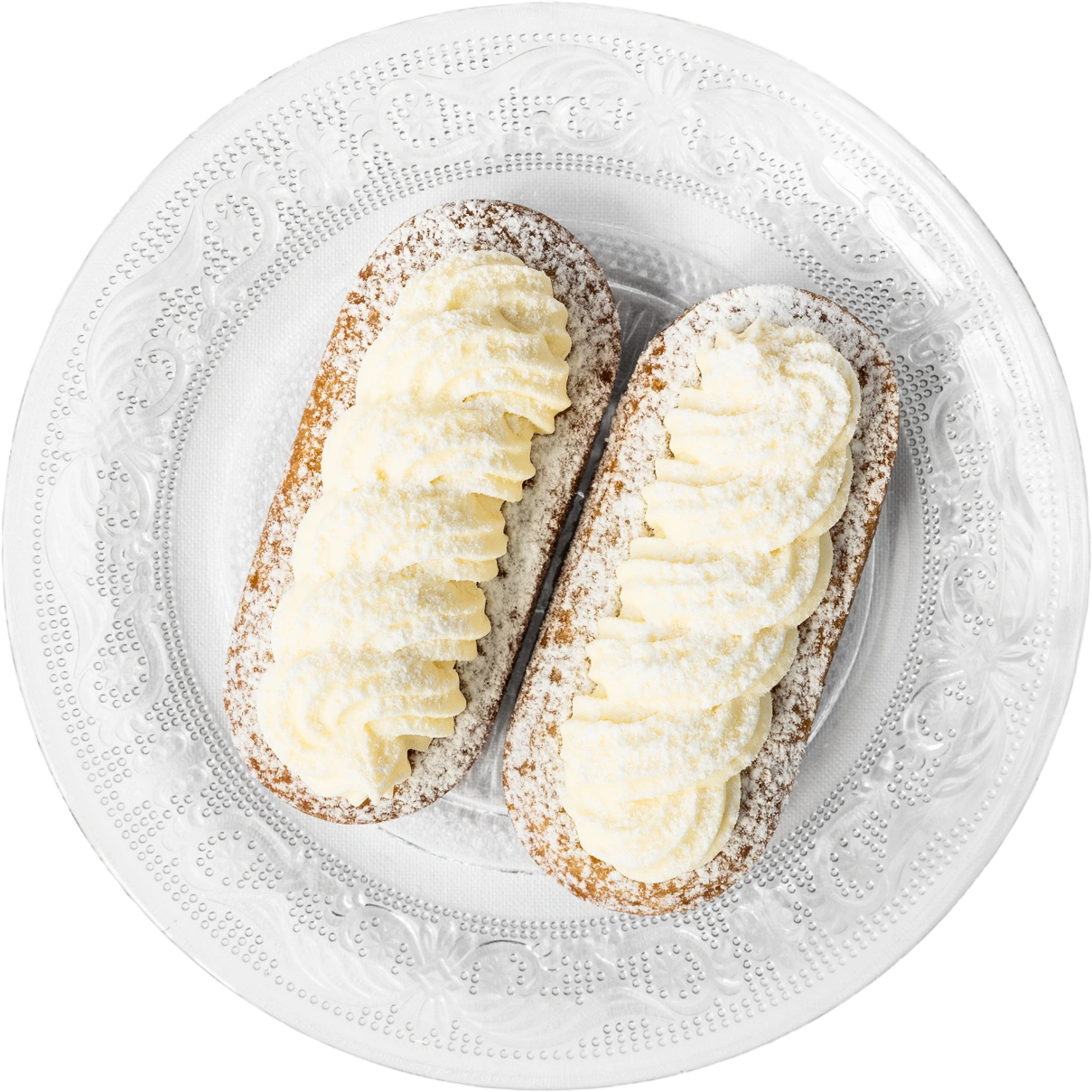 Twee met slagroom gevulde soezenbroodjes met poedersuiker, op een glazen bord met reliëfrand