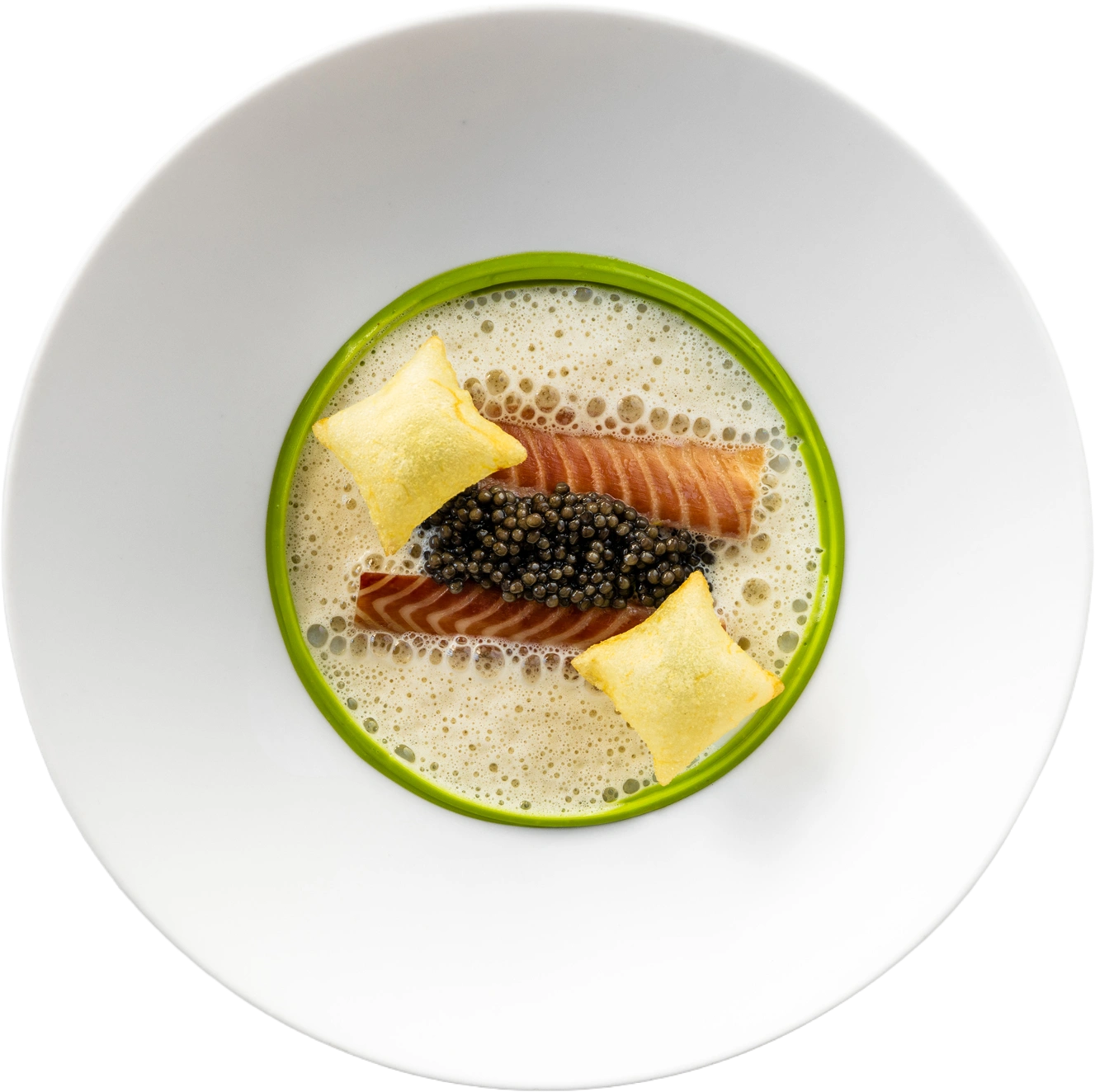Twee repen vis met kaviaar in schuimige saus, twee aardappelkussens, groene ring, wit bord
