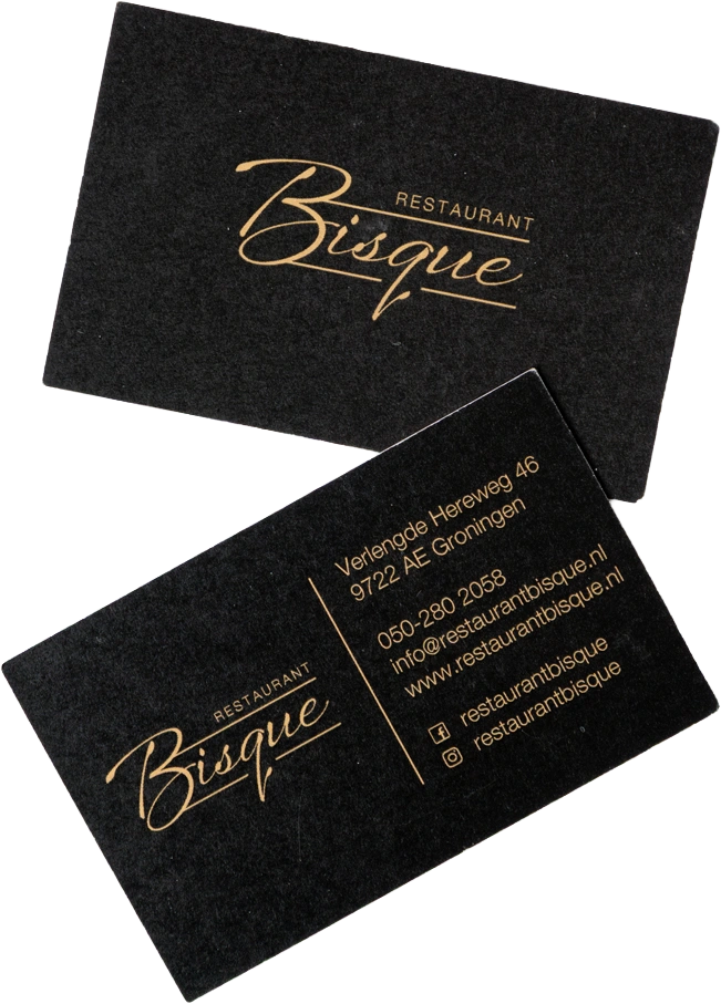 Twee visitekaartjes van Restaurant Bisque: logo op de voorkant, adres en contactgegevens op de achterkant.